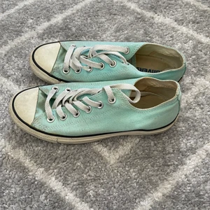 Converse  - Converse, knappt använda. Blå 75kr vita 125kr 