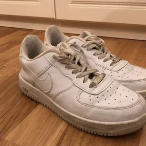 Nike airforce  - Säljer dessa nike skor då de inte kommer till användning längre. Köpte de på loppis en gång o har använt de några gånger, de ser väldigt frächa ut. Vet inte riktigt om de är äkta eller inte. Kan tvätta snåret innan jag skickar iväg✨☺️. 