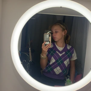 Rutig väst shein  - Säljer denna mjuka bekväma väst som är skit  snygg! Säljer denna pågrund av inte riktigt min stil! Nypris:89 nu kostar den 20 kr. Kommer från shein!😚