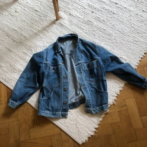 Vintage jeansjacka 🌻 - Oversize jeansjacka köpt secondhand så oklart märke ✨