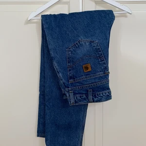 Carhartt jeans - Coola skatestyle jeans från Carhartt i nice färg. För små och inte mycket använda tyvärr! Passar lite mindre än angiven storlek