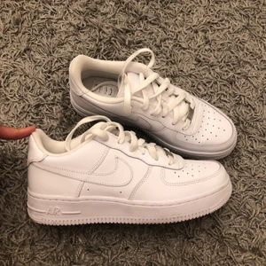 Nike Air Force 1 - Jag säljer nu mina i princip nya Nike Air Force 1 low i storleken 37,5. Dem är använda utomhus en gång men inget som syns på dem. 