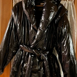 Vinterjackan i dun GinaTricot - Oanvänd  - Supersnygg ”Svart dunjacka från GinaTricot premium” quality som aldrig kom till användning pga storleken är medium men passar bäst en smalare person som har smal i storlek då passar den bäst. Köpte den i november 2020 och är helt oanvänd. Säljer den nu så det kommer till användning Nypriset 1200 kr