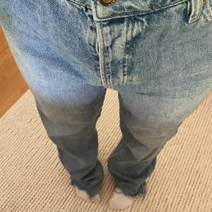 Säljer dessa supersnygga jeans för IVY då de har blivit för stora för mig. Mycket lite använda, typ 3 ggr. Helt slutsålda, nypris 1499. 💙👖💙