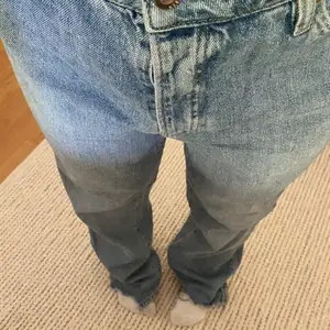 Säljer dessa supersnygga jeans för IVY då de har blivit för stora för mig. Mycket lite använda, typ 3 ggr. Helt slutsålda, nypris 1499. 💙👖💙