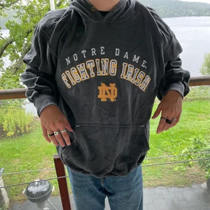 Notre Dame Fighting Irish vintage hoodie - Vintage hoodie i mycket bra skick, modellen brukar ha storlek M och vi uppskattar tröjan till L-XL