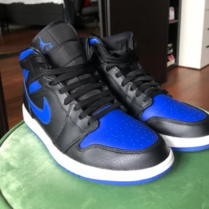 Air Jordan 1 mid royal - Strl 45 EU/ 11 US. Skick 9/10. Använda extremt fåtal gånger och mycket varsamt. Finns knappt några skador alls (be gärna om fler bilder). Kan skickas eller mötas upp i Örebro