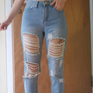 Ripped jeans - Säljer nu mina knappt använd ripped mom jeans från Boohoo i storlek UK 6. Passar en xxs-xs. Jag är 162 cm och slutar under ankeln på mig. Minns inte om det är petite, står ingenting på byxorna. Osäker på vad frakten kostar så priset är bara ungefär. ☺️