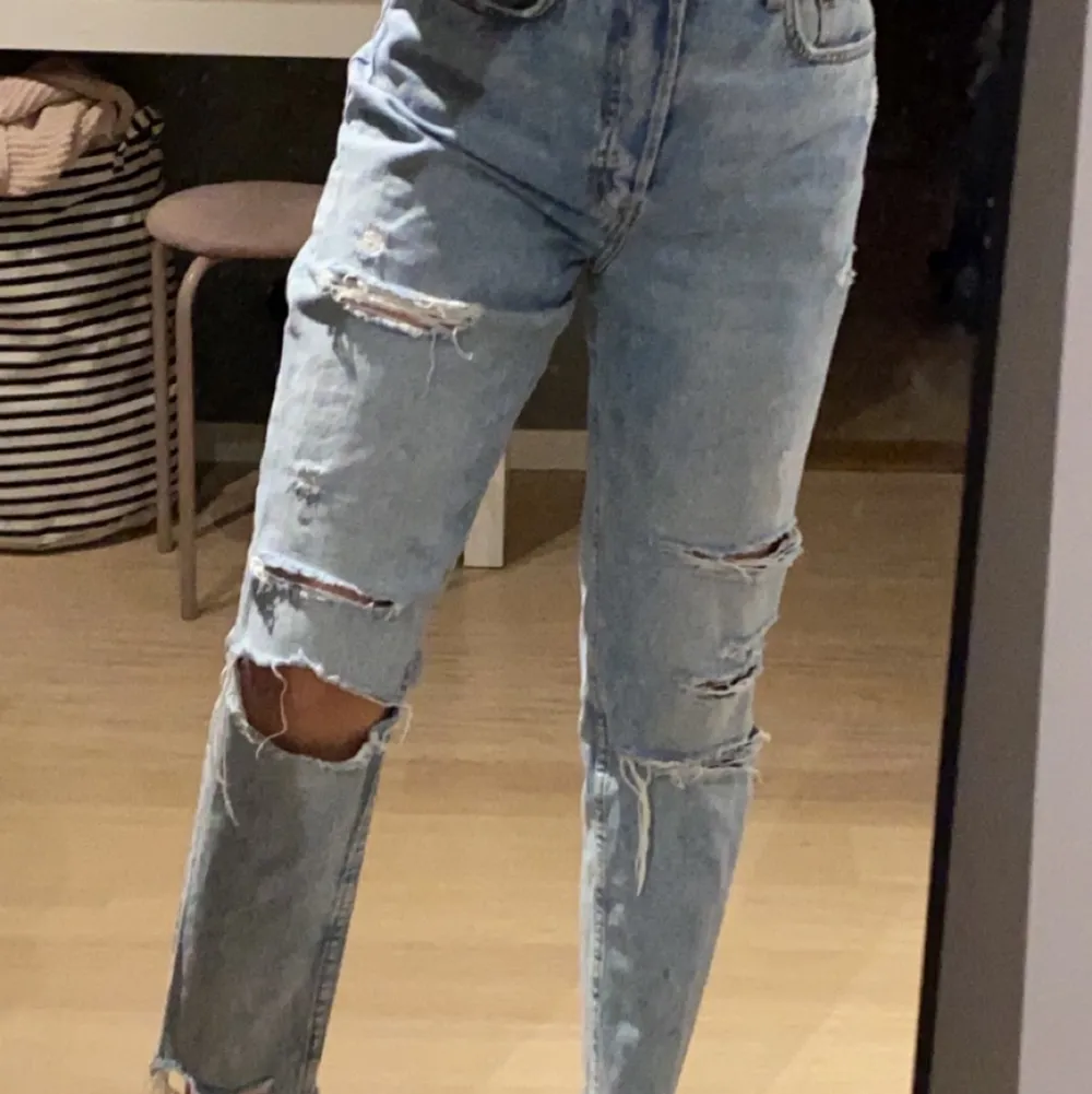 Säljer dessa super fina blåa jeans från hm. Har inte använt dessa så mycket! Bra skick, buda i kommentarerna💜 Köparen står för frakt💜 💜. Jeans & Byxor.