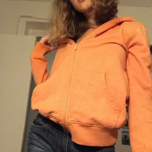 Orange hoodie - Super söt hoodie. Jag är xs å ,sitter som på bilden. Skulle säga att den passar upp till M🥰+frakt men kan också mötas 