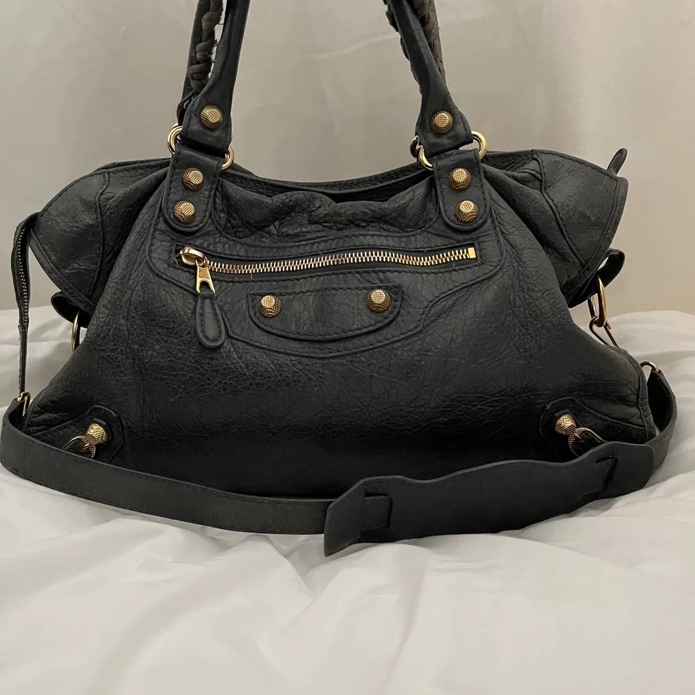 Balenciaga Classic City Bag, nypris ca 19000. Köptes i bättre begagnat skick på Affordable Luxury Stockholm/Stureplan där den då är identifierad och äkta. Dustbag finns!                                  Givet pris eller bud (inga skambud)💕. Väskor.