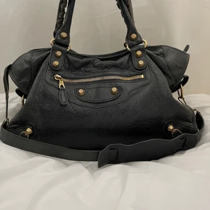 Intressekoll Balenciaga Classic City Bag - Balenciaga Classic City Bag, nypris ca 19000. Köptes i bättre begagnat skick på Affordable Luxury Stockholm/Stureplan där den då är identifierad och äkta. Dustbag finns!                                  Givet pris eller bud (inga skambud)💕