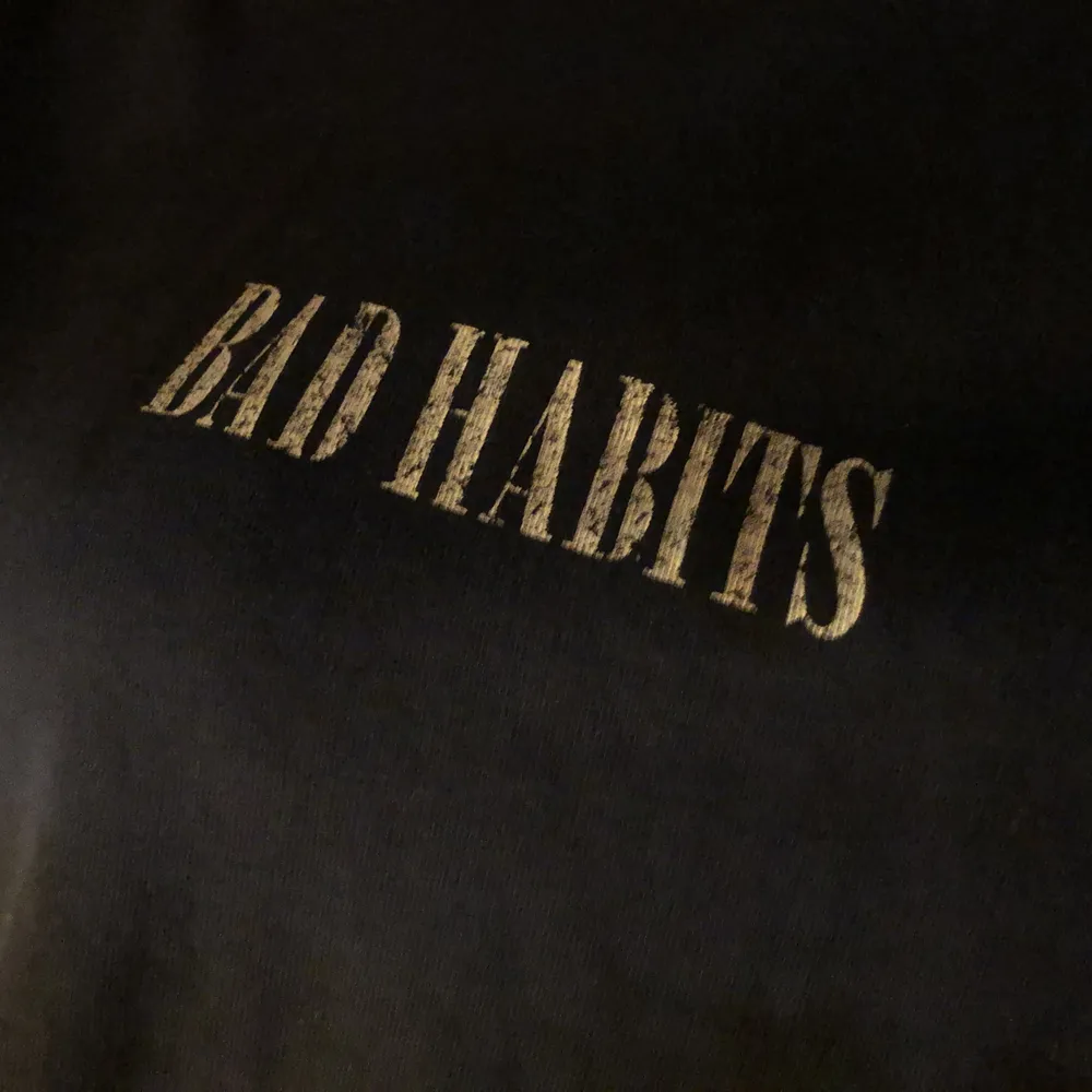 Oversized sweatshirt från Carlings. Randig i svart och mörkblått med texten ”bad habits”. Säljer pga använder nästan aldrig:). Hoodies.