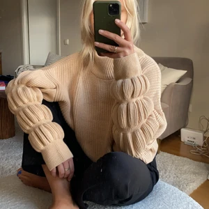 Stickad tröja från M-KAE - Fin stickad tröja i peach-färg från Maria Kragmanns märke M-KAE. Söta ärmar och en boxigare passform över kroppen. Högre krage. Storlek M men passar allt den XS-L beroende på hur man vill ha passformen. Använd fåtal gånger och i mycket fint skick. PRIS KAN DISKUTERAS VID SNABB AFFÄR!