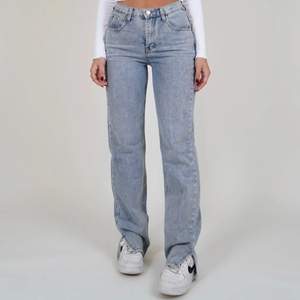 Jeans från venderbys i kollektionen lexi, köpa för ungefär 600 kronor och är använda 2-3 gånger eftersom att dom inte passar mig. Köparen står för frakten. I längden så passar dom en som är 168-175 ungefär. 