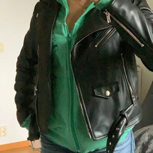 Skinnjacka från Zara - Säljer nu min fina skinnjacka från zara🥰 Perfekt nu till hösten! Inga defekter och i nyskick! Köpte den för 600kr. Frakt tillkommer💕