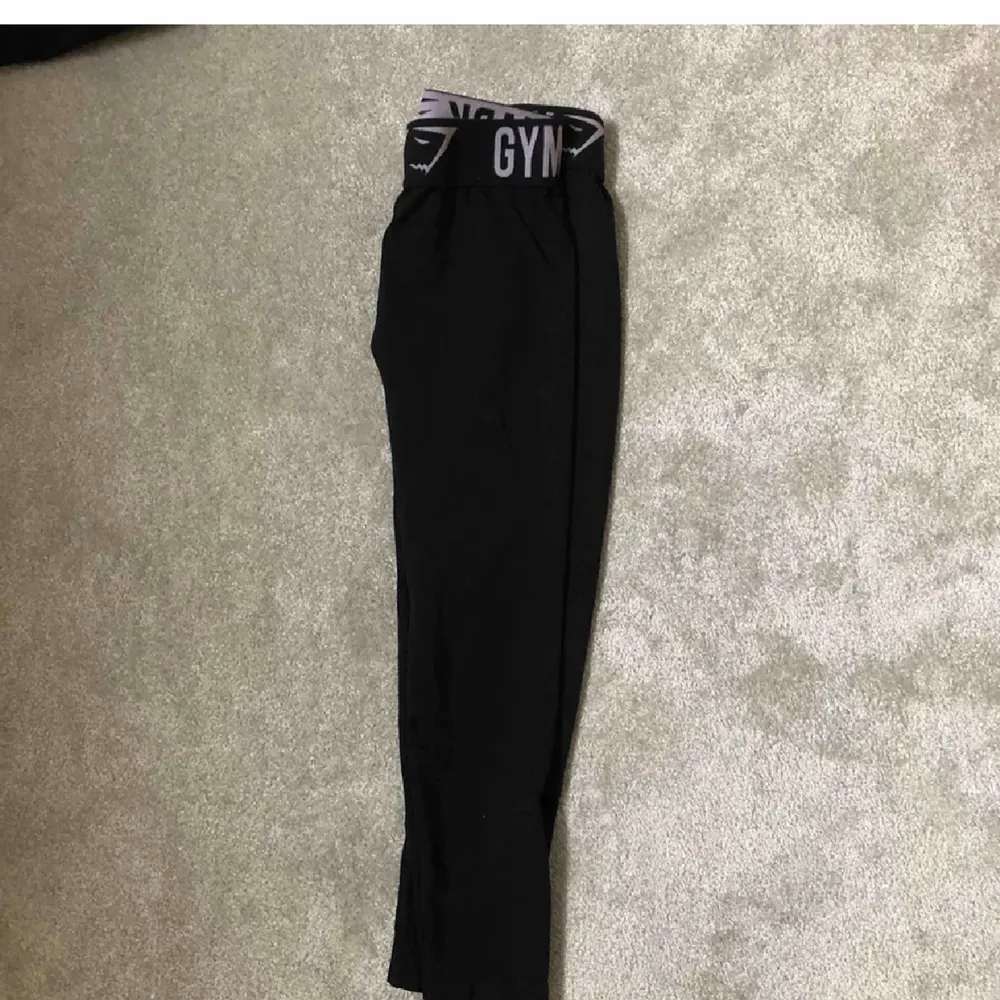 Säljer dessa leggings från gymshark i storlek XS. Superskönt material och formar sig supersnyggt efter kroppen🤩 Säljes pga att de ej används. Använda men i väldigt fint skick. Finns ej kvar på hemsidan. Säljer för 150kr+frakt💓. Jeans & Byxor.