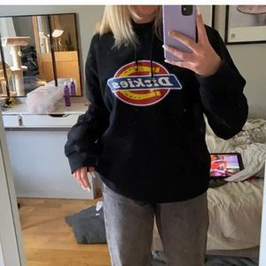Dickies hoodie - Säljer denna hoodie då den inte kommer till användning. Sparsamt använd och fint skick.🤍