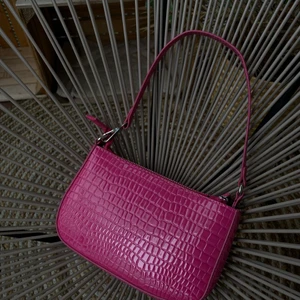 Rosa axelväska. - Trendig rosa axelväska. 