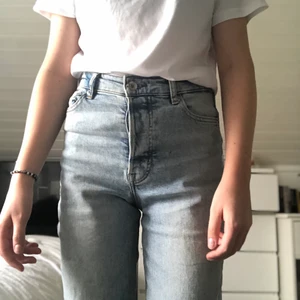 Jeans - Skit snygga jeans från H&M, skönt material,   Fin färg, modellen är high waist, mom jeans Säljer dom för att de inte passar så bra längre, inga skador eller något på byxorna Vill man ha mer bilder på dom så kan man bara skriva till mig, eller vid andra frågor!💕 Priset kan gå att diskutera!