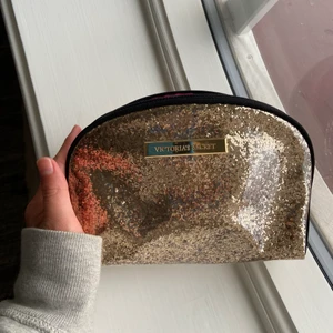 Necessär Victoria Secret - Superfin necessär från Victoria secret i toppen skick. Guldglittrig på utsidan och rosa inuti och perfekt storlek. 
