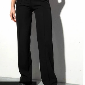 Kostymbyxor  - Köpta här på Plick men var tyvärr försmå för mig så säljer vidare igen eftersom de då passar bättre hos någon annan. De är storlek 32 S. De är använda