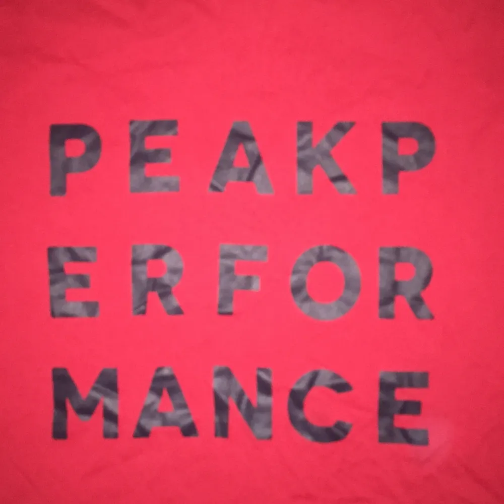 Röd T-shirt från peak performance. Skick- bra. Strl M men liten i den strl    Pris-90. T-shirts.
