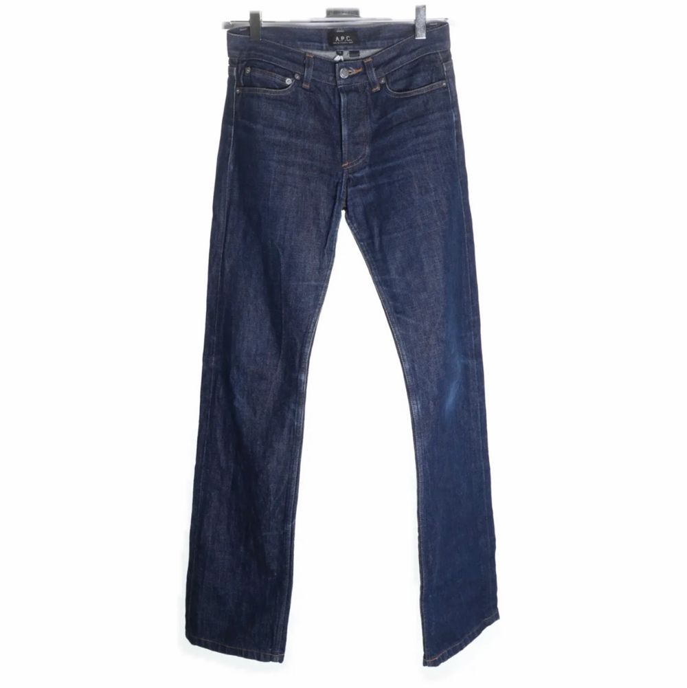 Säljer dessa superfina jeansen, de är rak passform och lågmidjade. Köpta secondhand men i superbra skick! Säljer pga försmå. Bra längd på mig som är 165:). Jeans & Byxor.
