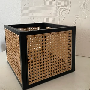 Förvaringskorg Rotting - Förvaringskorg i Rotting! Aldrig använd - helt ny :)  Höjd 26 cm  Bredd 35 cm  Djup 31 cm 