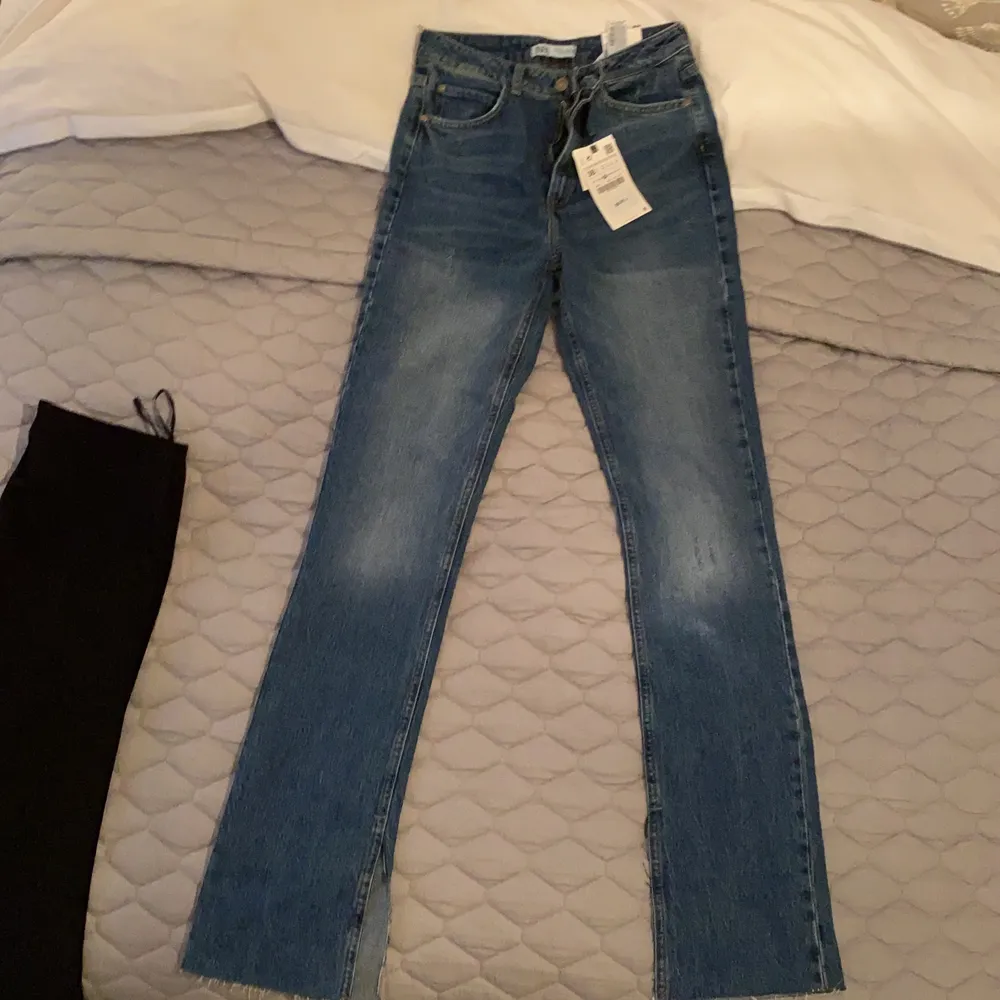Ett par oanvända jeans från zara med slits ner till. Strl 38❤️. Jeans & Byxor.