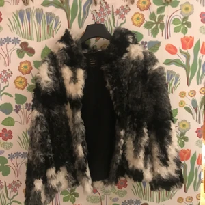 Jacka - Fake-päls jacka från zara. Sparsamt använd. Pris exkl. frakt! 