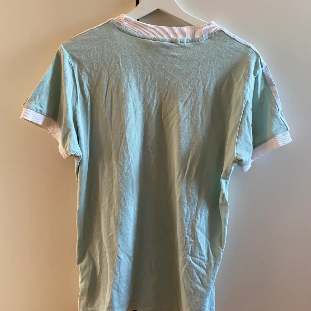 En skön lite längre t-shirt i en fin färg, använd ett fåtal gånger, köparen står även för frakt kostnaden . T-shirts.