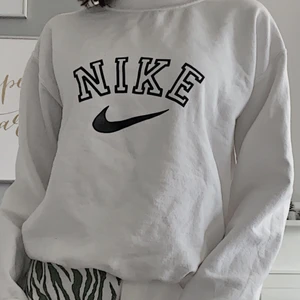 NIKE sweatshirt  - Säljer denna då jag Inte använder den längre❤️‍🔥 Bra kvalite och funkar fint till vilket tillfälle som helst🥰 Den är i storlek M.  ursprungspriset är 500kr men jag tänker börja en bjudgivning på 90kr eller köp direkt för 300kr