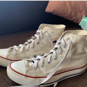 Converse - Vita converse köpta på second hand. Säljer pga fel storlek. Kan mötas upp i stockholm, annars tillkommer fraktkostnad :)