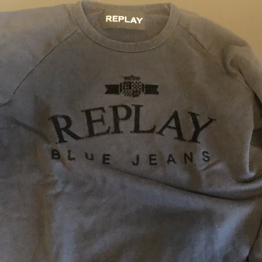 Mörkblå sweatshirt från Replay i storlek M, väl använd. Hoodies.