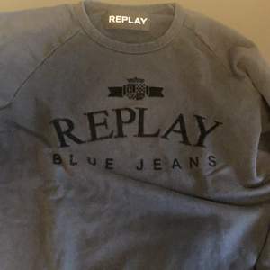 Mörkblå sweatshirt från Replay i storlek M, väl använd