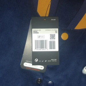 Nike SB bomberjacka killstorlek stl xs  - Helt oanvänd med lappen kvar. Inköpt julen -20 från zalando. Kan även användas till tjej såklart. Materialet är len Manchester i marinblått och senapsgula detaljer. Två fickor med tryckknappar. Passar perfekt som höst/ vårjacka då den är lite fodrad. Nypris 1200kr