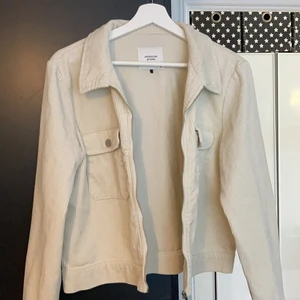 Beige jacka, i Manchester material - Säljer denna ljus beigea jacka som är köpt på Nelly som är i Manchester material. Den är endast prövad och är därför som ny. Säljer för 150 kr + frakt💕