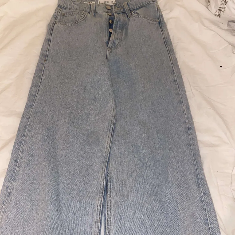 Super fina vida jeans ifrån mango i en jätte fin färg!. Jeans & Byxor.
