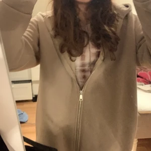 Zip Up - zip up hoodie från zara som är jätte mysig och fin!! köpte bara i fel storlek.