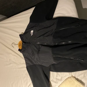 The North Face Denali Fleece - Inte använd mer än 10 gånger denna sommaren. Väldigt skön, väldigt bra skick. Inga märken eller liknande.