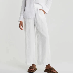 Vita linnebyxor från gina tricot 32 - Linnebyxor från gina tricot i storlek 32, passar storlek XS. Endast prövade en gång, som nya! Eventuell frakt tillkommer på 66kr spårbart!