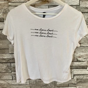 T-shirt  - T-shirt från H&M i fint skick och otroligt lent material. Storlek M, passar även som S.