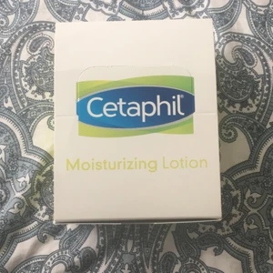 Moisturizing lotion  - En moisturizing lotion paket från cetaphil. Det är 18st i och i varje är det 29 ml så sammanlagt blir det 522 ml. Man kan köpa:  1 för 5kr     6st för 30kr     eller hela paket för 100kr. 