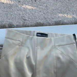 Snygga skinn byxor från zara - Dessa fett snygga skinn byxorna (fake) har tyvärr blivit försmå för mig, de är både för korta och för tajta. Jag är 176 cm och brukar bära storlek 36 i byxor. Har inte använt byxorna mer än typ 4 gånger. För fler bilder kontakta mig privat. Byxorna är även helt slut på zaras hemsida. Buda eller köp direkt för 199kr
