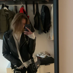Snygg skinnjacka  - Så fin skinnjacka från pullandbear! Den är i stolek M men skulle även passa en S o en XS oversized. Säljer pga har ingen användning för en sådan jacka längre! Den e använd förra hösten men de finns inga skador på den 💕
