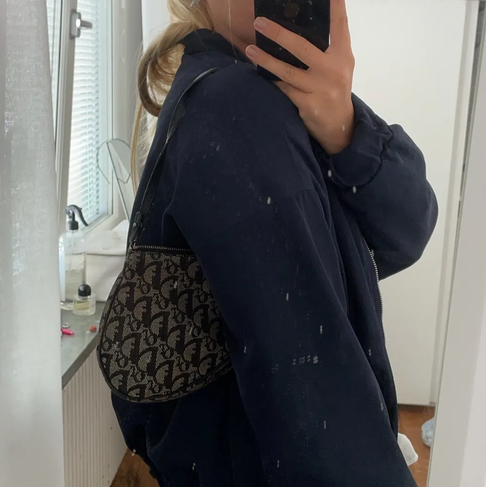 En dior väska jag köpt på refound_clothing (instagram) för ca 2 år sen. Den har lite slitning på väsk bandet men annars bra skick!!! Den är köpt i Milano 2007, Dior mini saddle. . Väskor.