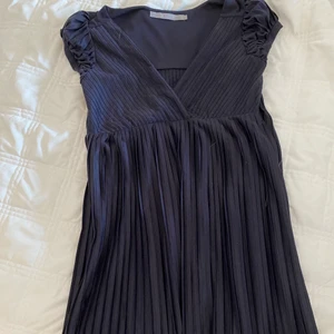 Tiger Of Sweden klänning - Vintage Klänning från Tiger of Sweden. Nypris runt 2000kr. I utmärkt skick. Sitter mycket snyggare på än den ser ut på bild. Skriv bara vid fler frågor eller om du vill se fler bilder :)