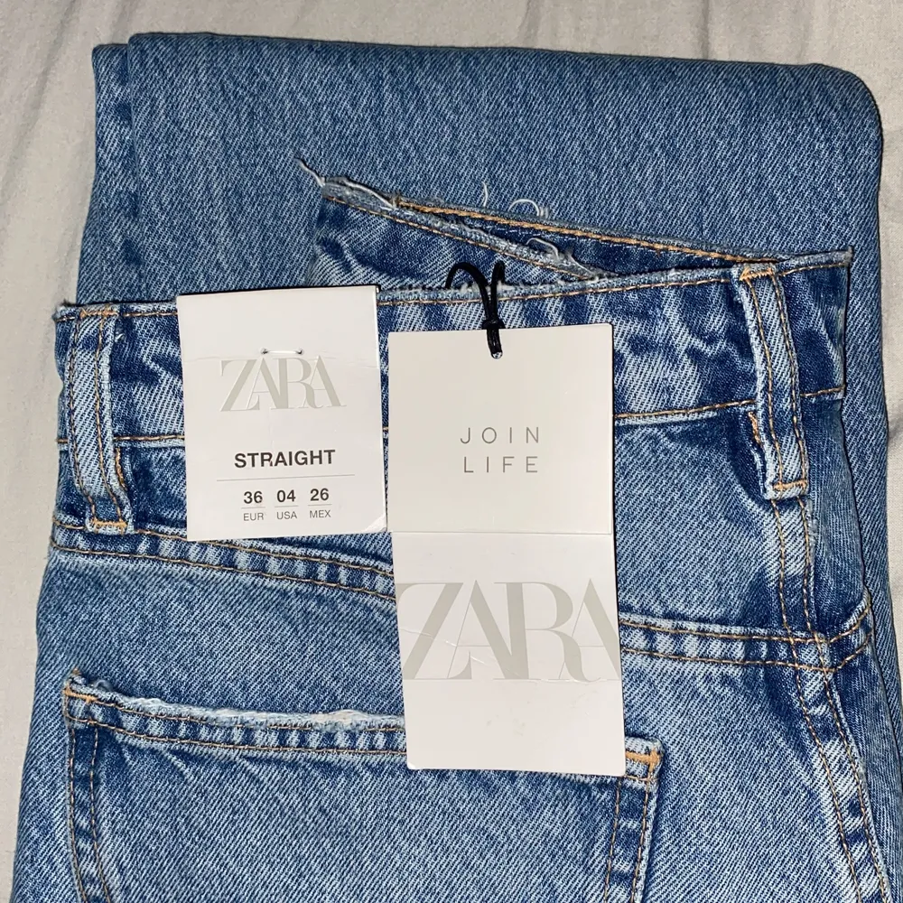 Tänkte sälja dessa populära slutsålda jeans från Zara. Helt nya och lappen kvar. Dom är midwaist och straight. Säljer pågrund av att de är aldelles för långa. Aldrig använda . Jeans & Byxor.