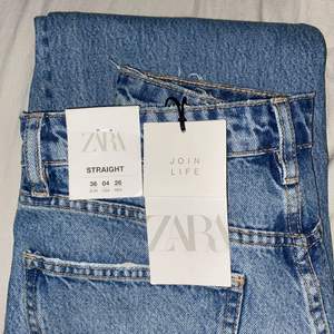 Tänkte sälja dessa populära slutsålda jeans från Zara. Helt nya och lappen kvar. Dom är midwaist och straight. Säljer pågrund av att de är aldelles för långa. Aldrig använda 